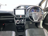 運転席周りのレイアウトをご覧ください。ナビゲーションが綺麗に装着されすっきり収まってますね!