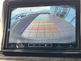 後方の映像と目安線が画面に表示され、駐車時の後方確認をサポートします。車庫入れや狭い場所での駐車の際も、周囲との距離感をつかみやすく便利です。