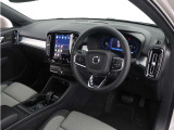 インストルメントパネルは僅かに運転席側へと傾けられているほか、余計なスイッチ類を可能な限り排し、運転に集中しやすい環境を造り出しています。