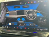 エアコン調整はセンターディスプレイで直感的に行えます。冬に大活躍のシートヒーターとステアリングヒーターも装備しています。