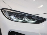 【LEDヘッドライト】先進のLEDテクノロジーを採用。放射される白色光の周波特性は太陽光に近く、バイキセノン・ヘッドライトを上回るコントラストで更に明るく輝きます!