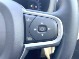 【ステアリングスイッチ】運転中、前方から目線をそらさずにオーディオ等の操作ができるよう、適切に配置されたスイッチ類。安心&快適なドライブを演出してくれる便利な機能です。