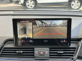 サラウンドビューカメラ装備 車両の4つのカメラから得た映像を合成し、上空から眺めているような映像をモニターに映し出します。車両周辺の歩行者や障害物などの発見に役立ちます。