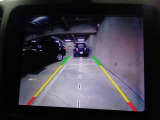 リバースポジションにシフトすると自動的にカメラが作動、モニター画面に後方の視界が映し出される、安心のバックカメラを装備。