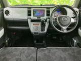 運転席まわりはメーターやナビ画面が見渡しやすく、前方の視界も広く感じられるレイアウトです。シートには柄があしらわれ、日常使いに親しみやすい室内空間となっています。