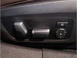 【コックピットシート】BMW車の主役席。車体中央にくる様に配置し車両重心とが一致する事でドライバーと車との一体感あるドライビングを実現。人間工学に基づき形成した形状が長時間のドライブ疲労も軽減します!