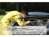 室内から確認できる溶接部位の確認をおこないます。車種特有のポイントを確認し、車両のダメージを発見していきます。