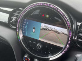 後方の映像を車載画面に表示するバックカメラ。駐車や車庫入れをサポートし、ガイドラインで距離や角度を確認でき、安全でスムーズな運転を助けます。