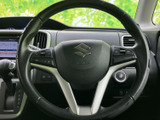 ステアリングに各種スイッチがまとまり、手元で車内機能を操作しやすい設計です。前方を意識しながら必要な操作に手が届き、毎日の運転を支える便利な装備です。