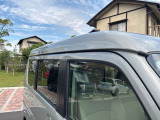 見落としがちな屋根もチェック。色ムラ・小キズ・へこみの有無や装備(ルーフレール等)も確認可能。