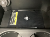 センターコンソールにはワイヤレス充電器を装備してます。Qi(チー)規格対応のスマートフォンなどを置くだけでワイヤレスで充電可能です。