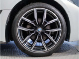 【BMWアロイホイル】軽量かつ強度に拘ったアロイホイル。走行性能ポテンシャルを引き出す設計。車の足元を引き締めてくれる大きなポイントはアロイホイルです。