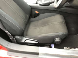 マツダ車のシートは人間工学に基づき設計されています。ハンドルを握る体勢が自然なポジションになるようにシートの作り込みをおこなっていますので、ロングドライブでも疲れにくいです!!