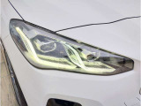 【LEDヘッドライト】先進のLEDテクノロジーを採用。放射される白色光の周波特性は太陽光に近く、バイキセノン・ヘッドライトを上回るコントラストで更に明るく輝きます!