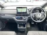 運転席から前方を見渡しやすいレイアウトで、メーターやナビ画面も目に入りやすい位置に配置。左右のシートはゆったりとした形状で、乗り込んだ際も落ち着いて過ごせる空間です。