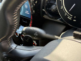 輸入車のため、ウィンカーレバーとワイパーレバーの配置は国産車と左右が逆となります。操作に慣れるまでは違和感がありますが、使用を重ねることで自然に扱えるようになります。