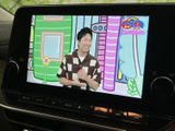 テレビ番組を画面で視聴できる装備です。停車中の待ち時間などに映像を楽しめ、画面の操作ボタンも手元で確認しやすい配置。日常のさまざまな場面で活用いただけます。