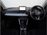【インパネ周り】視界がよく運転しやすい設計となっております。インパネ周りもすっきりと洗練されたデザインで高級感が溢れています。日々のドライブを飽きさせません。