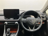 高いホールド性で運転姿勢が安定します。長距離ドライブでも疲れにくいのが魅力です。快適なドライビングライフをお送りください♪