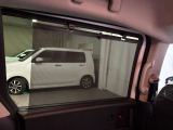 後席にはロールサンシェードが装備されており、車内の温度の上昇を低減するなどの効果を発揮します。