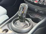 インパネ下部には、エンジンのスタート/ストップボンが備わっております。左右のトグルスイッチを従えるようにセンター配置されており、とってもかっこいいです。