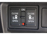 リヤドアは両側パワースライドドアで、開閉には運転席のスイッチ、またはスライドドアのドアハンドルを少し引くだけで自動開閉します。