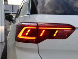 LEDテールランプ(ダイナミックターンインジケーター付)。流れるウインカーがリアビューに先進性とスポーティさを演出します。