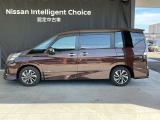 後側方から接近する車を検知してドアミラー内に表示、さらに衝突の危険度が高まるとシステムが車線内に戻す方向に力を短時間発生させ、ドライバーがクルマを車線内に戻す操作を促します。