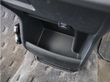◆センターロアボックス◆インパネ中央の下部には、ごみ箱としても使用する事ができるセンターロアボックスを装備しております。