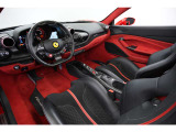 V8ミッドシップモデルでは最終型となるF8スパイダーはその官能的かつ刺激的なエキゾーストサウンドをオープンエアーで感じることが出来る最後のモデル