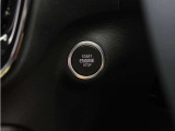 ステアリングホイールの横にあるスタートボタンを使用して、車両を始動/オフにできます。
