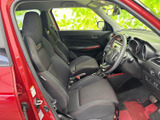 運転席と助手席には身体を支える形状のシートを備え、落ち着いた色合いでまとまっています。窓から外の景色を確認しやすく、運転席まわりも見渡しやすい室内です。