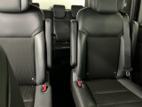 車外に出なくても運転席から3列目シートまで移動が可能です。子育てや荷物が多いときなど利便性が高いです