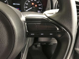 ステアリングスイッチ付き。前方から目を離すことなく操作することが可能です。