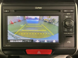 リバースギアに入れるだけで後方の表示へ切り替わります。夜間や雨の日の駐車も楽になりますよ。