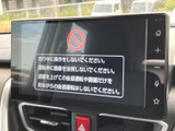 大きく見やすいディスプレイに、音声や操作に関する案内を表示。画面脇にはホームや音量などのボタンが配置され、必要な情報の確認や各種操作を行いやすい構成です。