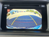 後方の映像にガイドラインが表示され、駐車時に周囲を確認する際の目安になります。画面で後方の状況を見ながら操作できるため、車庫入れや切り返しに便利です。