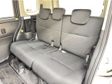 狭いスペースでも、隣の車を気にせず開閉出来るスライドドア。どんな場所でもドアを十分に大きく開くことが出来るので乗り降りや荷物を載せるのに便利です。