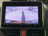 バックモニターで、後方を確認しながら安心して駐車することができます。※カメラが映し出す範囲は限られています。必ず車両周辺の安全を直接確認してください。