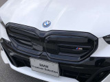 左右のキドニー・グリルの中心にはBMWのエンブレムが鎮座し、個性を放つデザイン性を兼ね備えました。