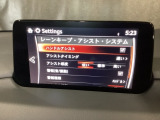 ハンドル操作をアシストすることにより車線からの逸脱回避を支援します。