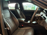 運転席はドライバーをしっかり包み込むように設計されており、長時間のドライブも問題御座いません。また大きな傷や、汚れなどなく綺麗な状態で入庫しています