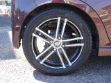 RSR製ダウンサスでローダウンし、アルミは社外15インチに変更しました。足元もお洒落に決まっています!有名メーカサスで乗り心地も悪くありません。タイヤの残量も多くあります!