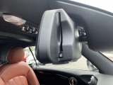 ETC2.0一体型の自動防眩機能付きバックミラー。後続車のヘッドライトの眩しさをセンサーで検知し、自動で減光して視界を快適に保ちます。夜間運転の疲労軽減と安全性向上に貢献する便利なアイテムです。