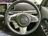 手になじみやすい形状で、正面にはボタン類も配置されています。運転中に視線を大きく動かさず手元から各種操作を行いやすく、日々の運転をサポートしてくれる装備です。