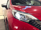 【LEDヘッドライト】悪天候や夜間走行時も良好な視界を確保し安心して運転できる高輝度LEDヘッドライトを装備!点灯速度が早く、消費電力も抑えられています。
