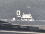 ヘッドアップディスプレイがついているので、視線をそらしすぎず、車両の情報が確認できます。