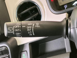 レバーに表示がまとまり、運転席から内容を確認しやすい仕様です。必要なときに視線を大きく動かさず扱いやすく、日々の運転を支える実用的な装備です。