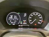 速度やシフト位置、燃料残量などの情報を運転席正面で確認できます。表示がまとまっており、走行前や停車中の確認にも便利。必要な情報を把握しやすく、日々の運転を支えます。