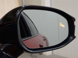 隣車線を走る車両をレーダーで検知し、ドアミラーでは確認しにくい後側方エリアに存在する車両に加え、急接近してくる車両も検知します。車両を検知するとドアミラーに搭載されたLEDインジケーターが点灯します。